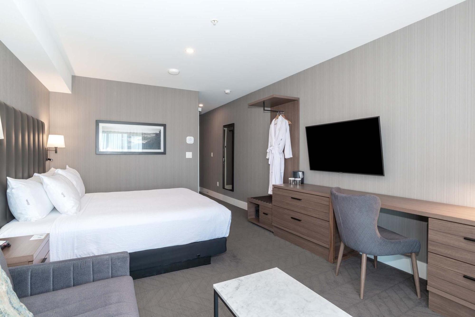 Sandman Signature South 4*