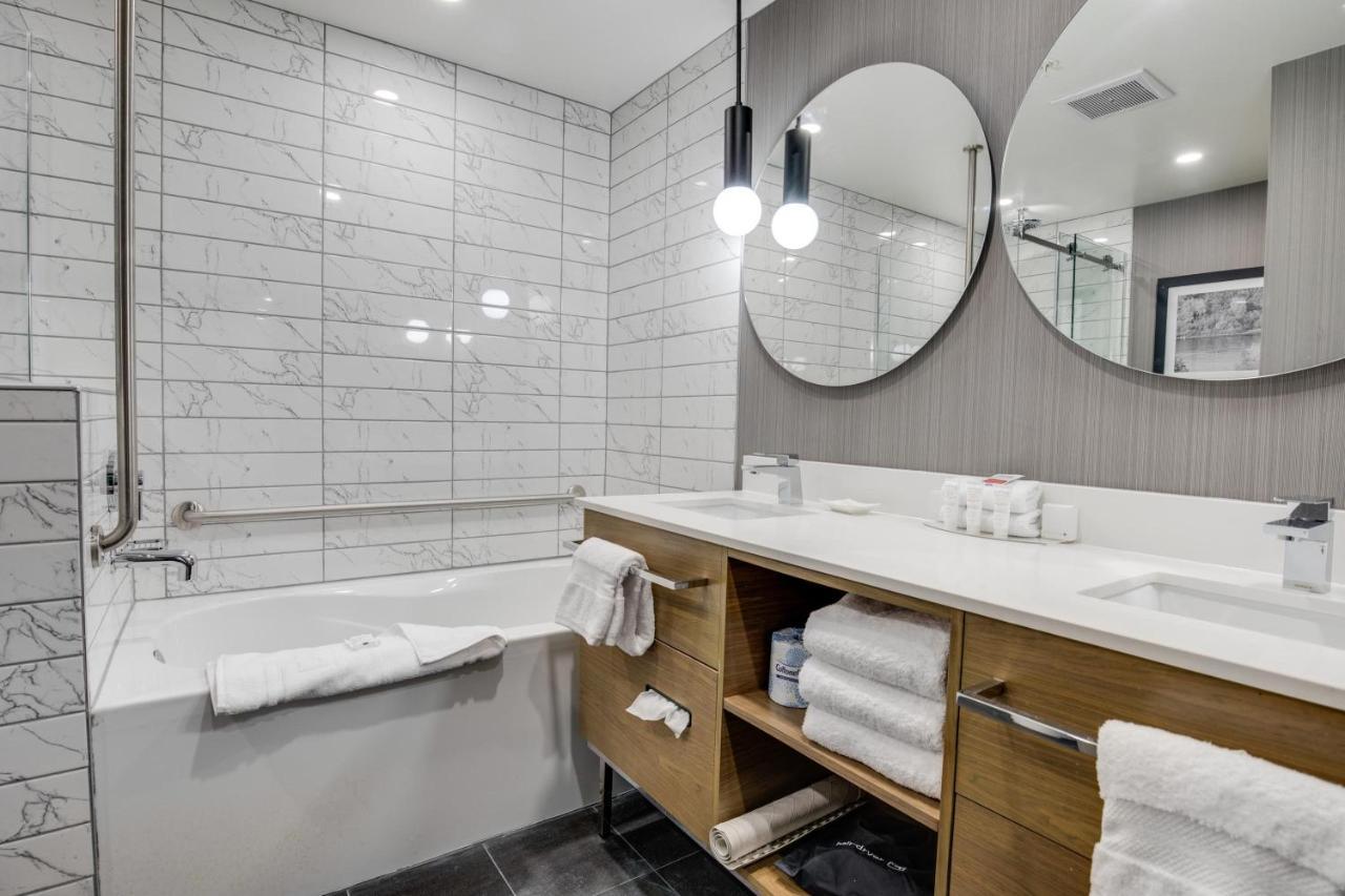 Hotel Sandman Signature South 4*
